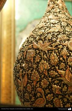 اسلامی ہنر - دھات پر حکاکی کے ذریعے گلدان پر پھول اور پرندہ کی ڈیزاین (قلم زنی فن) - ۱۵