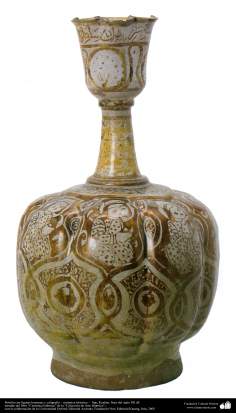 Botella con figuras humanas y caligrafía – cerámica islámica –  Kashan, fines del siglo XII dC. (62)