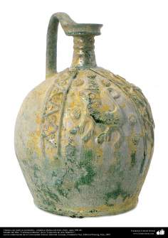 Art islamique - la poterie et la céramique islamiques -le pot de poterie avec le motif d&#039;une bête - Irak et l&#039;Iran -  VIII