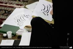 イスラム教の女性の芸術活動（コーラン文字が書かれるカリグラフィー作業.書道・ナスタリクスタイル）