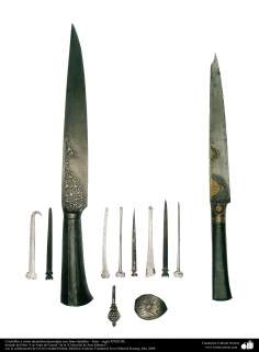 Cuchillos y otros utensilios decoradas con finos detalles – Irán – siglo XVIII DC. 