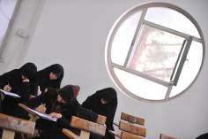 مسلمان خواتین اور حجاب - مسلم لڑکیاں کلاس میں پڑھائی میں مصروف
