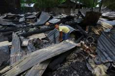 Destrucción de casas de musulmanes por los budistas extremistas en Myanmar