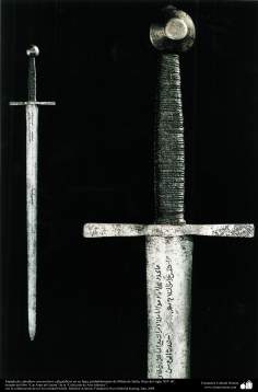 Espada de cavaleiro com temas caligráficos em sua lâmina, provavelmente de Milão na Itália, final do século XIV d.C
