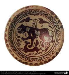 Cerâmica Islâmica - Um recipiente adornado com a figura de um leão caçando uma gazela, Síria – século XII d.C 