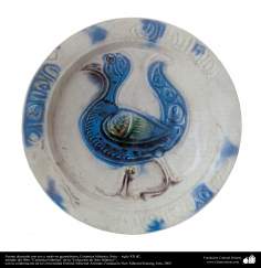 Исламское искусство - Черепица и исламская керамика - Антикварная керамическая тарелка с симетричным рисунком и фигурой птицы - Сирия - В XII в