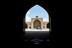 Vista de uma mesquita a partir de uma de suas entradas