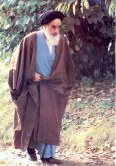 Imam Khomeini em uma caminha matinal