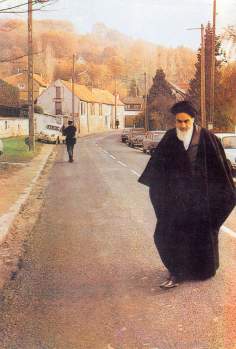 Imam Khomeini, caminhando na vila francesa de Neauphle-le-Château em seus dias de exílio longe de casa 