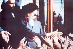 Imam Khomeini ovacionado pela multidão