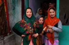 ヒジャーブをつけるイスラム教の女性 - 中央アジアの若者