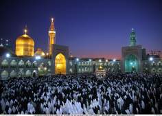 Peregrinas no momento da oração coletiva no santuário do Imam Rida (AS) na cidade Sagrada de Mashad, no Irã