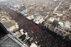 Multidão em lamentações pelo martírio do Imam Hussein (AS) e seus famíliares e companheiros
