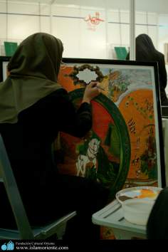Pintora muçulmana fazendo um quadro