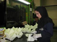 Muslimische Frau arbeitet in einem Fabrik mit ihrem Hijab (Islamische, bescheidene Kleidung) - Die muslimische Frau und die Arbeit - Foto