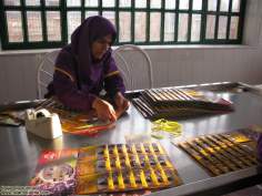 شغل زنان مسلمان -زن مسلمان در یک کارخانه کوچک