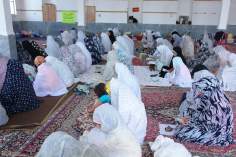 Mulheres muçulmanas em uma mesquita, lendo o Alcorão e fazendo suplicas - 1