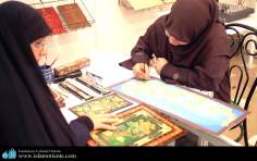 Pintoras muçulmanas fazendo quadros