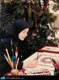 Mulher muçulmana fazendo ornamentação de uma tela