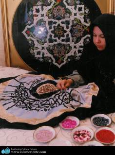 Artesanías en Arte Islámico por mujer iraní