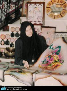 مسلمان خاتون اور حجاب - ایرانی خاتون فنکاری اور مصوری میں مصروف - ۳۴۴