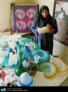 Mulher muçulmana e diferentes utensílios de decoração 