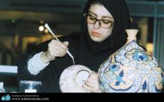 Mulher muçulmana trabalhando a ornamentação de um vaso 