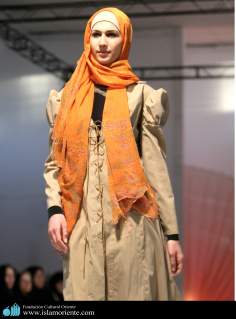 Mulher muçulmana na passarela de moda 