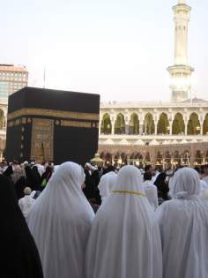 Mulheres muçulmanas na Caaba onde é feito o ritual de perigrinação que todo o muçulmano deve realizar pelo menos uma vez em sua vida