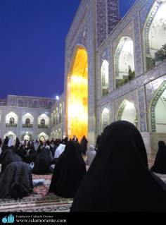 مسلمان خواتین امام رضا(ع) کے روضے پر زیارت اور نماز میں مصروف اسلامی حجاب میں - ۲۱۰