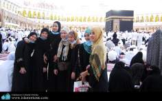 Mulheres muçulmanas e ao fundo a Caaba (A Casa de Deus)