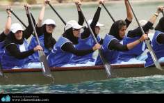 Mulheres muçulmanas de uma equipe de canoagem 