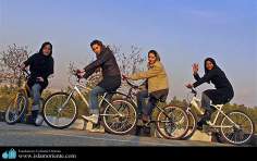 Mulheres muçulmanas fazendo um passeio de bicicleta  