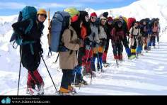 Pousando para foto, alpinistas em uma montanha  