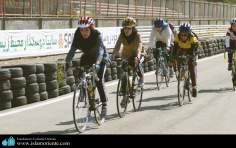 Mulheres muçulmanas praticando ciclismo