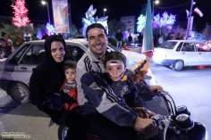 Família em uma motocicleta nas comemorações de aniversario da revolução islâmica do Irã.  