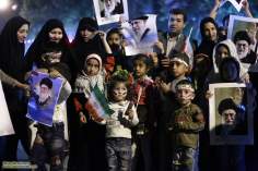 Crianças muçulmanas, carregam a foto do Imam Khamenei