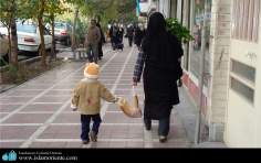 Mulher muçulmana e seu pequeno filho caminhando juntos
