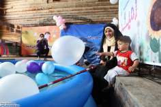  مسلمان خاتون اور حجاب - مسلمان خاتون اپنے بچوں کے ساتھ کھیل میں مصروف