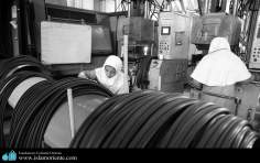 職場におけるイスラム教の女性のヒジャーブ(工場）2