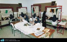 Mulheres muçulmanas no trabalho de confecção de tapetes e outros artigos
