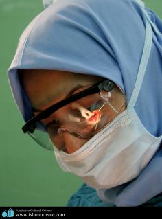 مسلمان خاتون اور کام - حجاب کے ساتھ طبی کام  - ۱