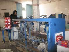 Femmes musulmanes et le travail - Une femme musulmane en hijab dans un atelier