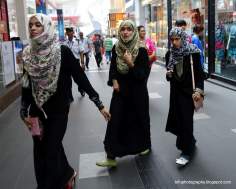 مسلمان خاتون اور حجاب - مسلمان خواتین بازار میں اور خریداری