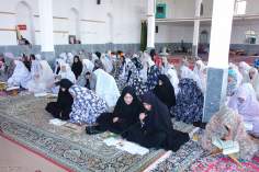 مسلمان خواتین مسجد میں عبادت میں مصروف اپنے اسلامی حجاب میں 