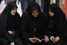 国際ブックフェアでのイスラム教の女性