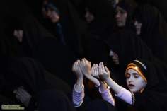 Menina muçulmana em demostração de fé