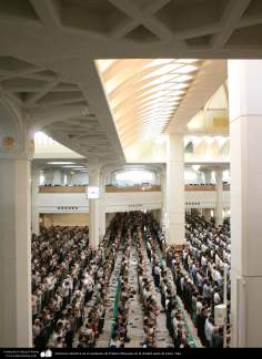 Architettura islamica-Preghiera collettiva in grande Sehn(Corte) di Imam Khomeini nel santuario di Fatima Masuma-Qom