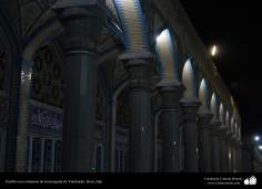 Corredor com colunas na mesquita de Jamkaran na cidade Santa de Qom 