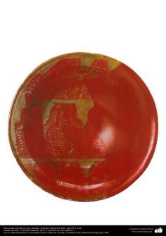 Art islamique - la poterie et la céramique islamique - Plaque de poterie rouge avec des lignes d&#039;or - Irak - IX et X AD
